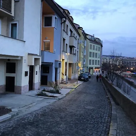 Pleasant Under The Castle Apartment *